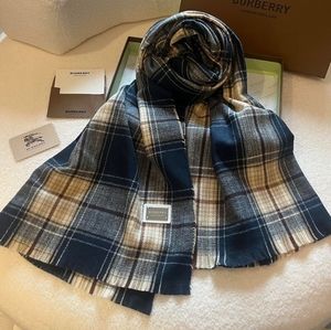 Burberry Women's fashionable knitted scarf to keep warm